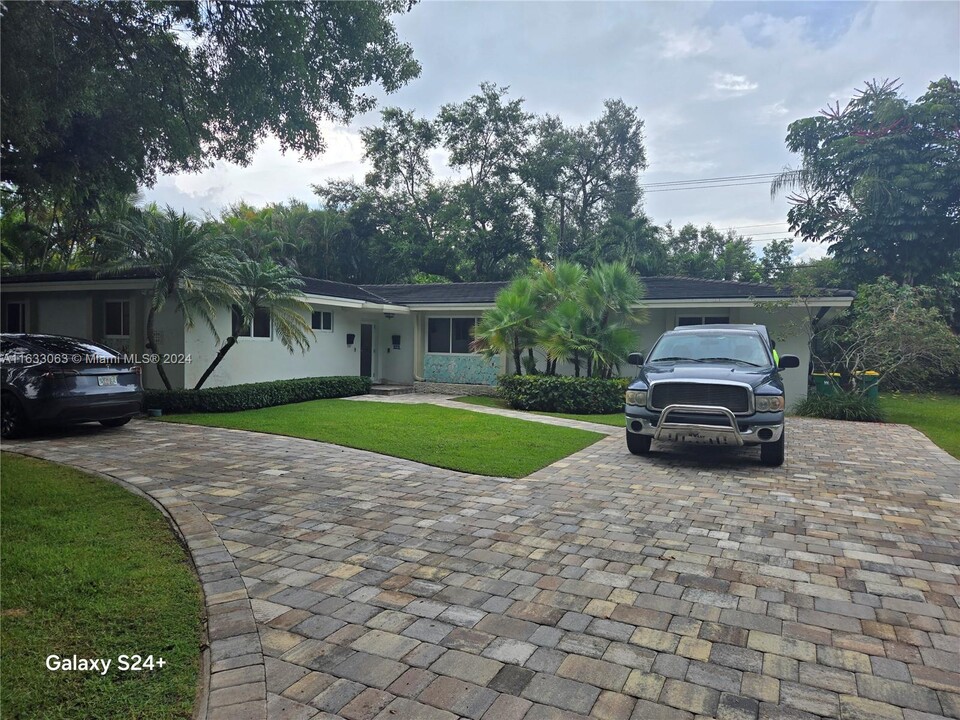 6001 Turin St in Coral Gables, FL - Foto de edificio