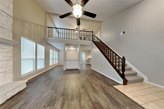 28 Windfellow Pl in Spring, TX - Foto de edificio - Building Photo