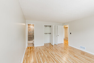 Beacon Hill 18 in Pittsburgh, PA - Building Photo - Interior Photo