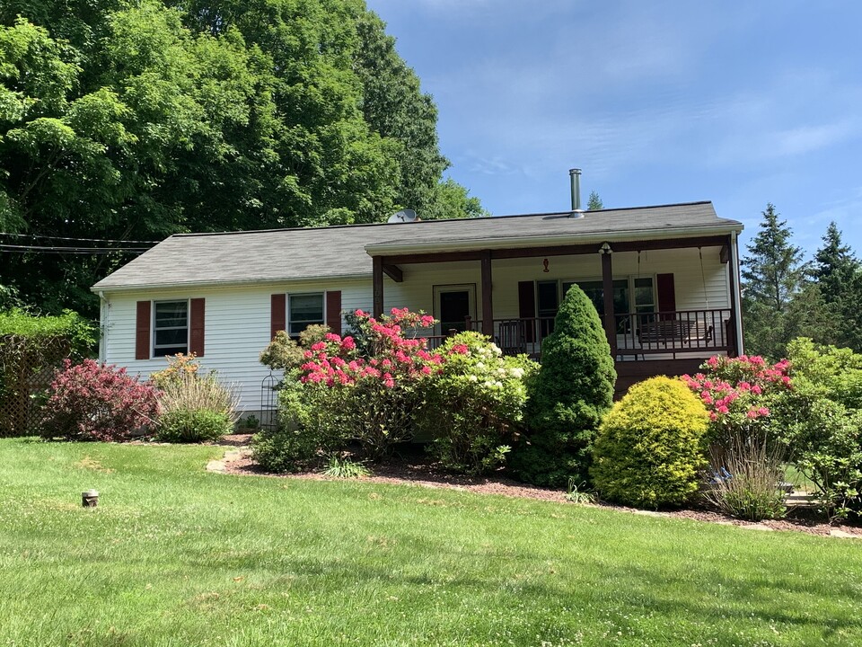 108 Maple Rd in Mansfield, CT - Building Photo