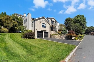 41 Stirling Terrace in Totowa, NJ - Building Photo - Building Photo