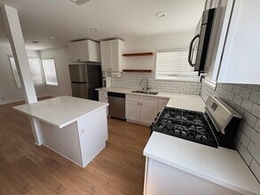 831 N Maple St in Burbank, CA - Building Photo - Building Photo