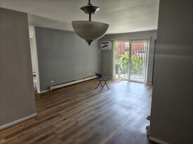 2208 W Nichols Rd in Arlington Heights, IL - Building Photo