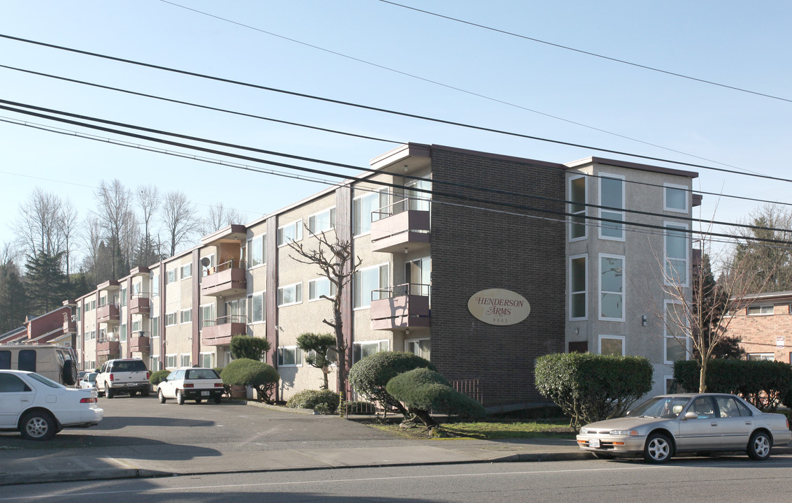 Henderson Arms Apartments in Seattle, WA - Building Photo