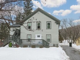 24 W Main St in Morrisville, NY - Building Photo