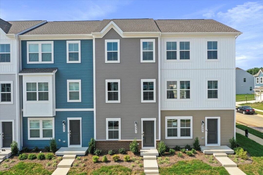 331 Sandy Bottom Cir in Ranson, WV - Building Photo