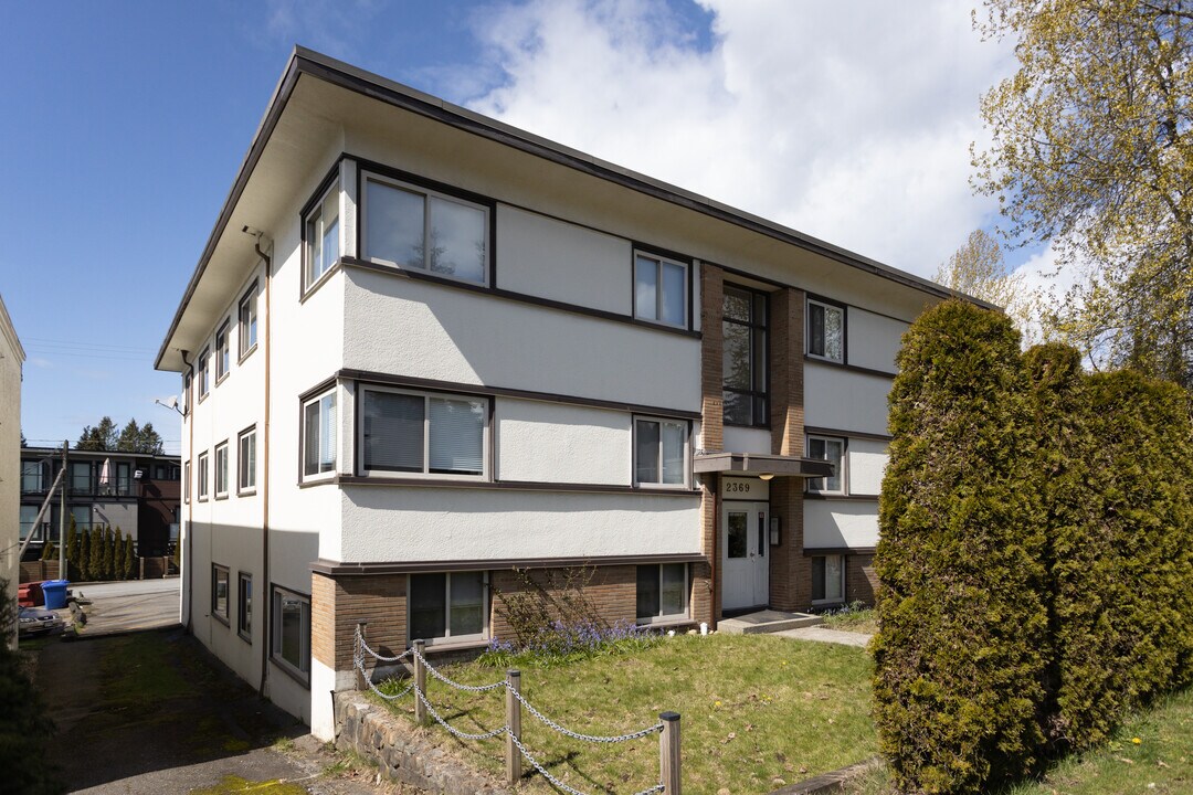 2369 Lonsdale Av in North Vancouver, BC - Building Photo