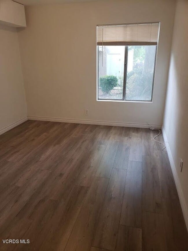 28915 E Thousand Oaks Blvd in Agoura Hills, CA - Foto de edificio - Building Photo