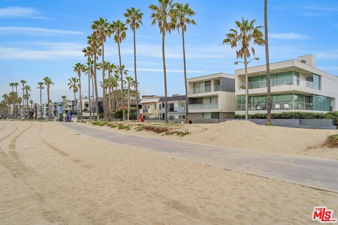 10 27th Ave in Los Angeles, CA - Building Photo