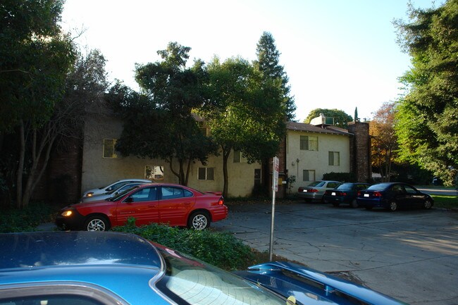 404 Hickory St in Chico, CA - Building Photo - Building Photo
