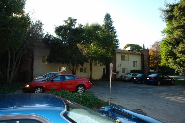 404 Hickory St in Chico, CA - Foto de edificio - Building Photo