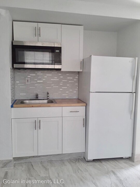 260 SW 8th Ave in Hallandale Beach, FL - Building Photo