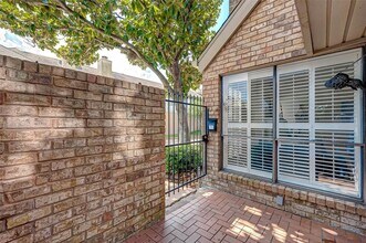 1908 Augusta Dr in Houston, TX - Building Photo - Building Photo