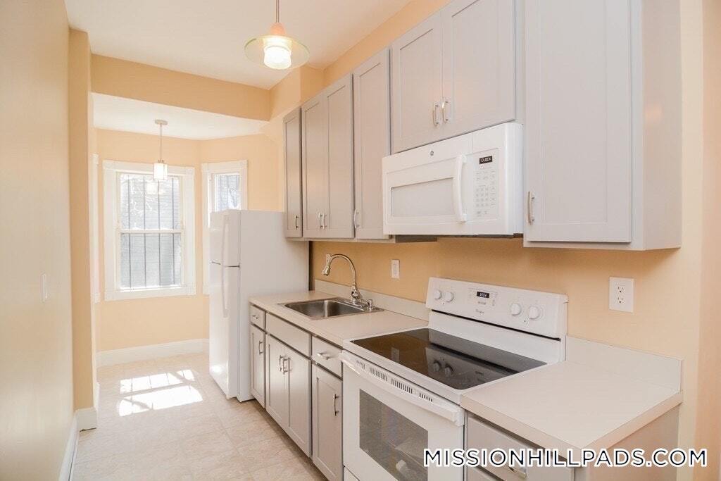 96 Warren St in Boston, MA - Building Photo