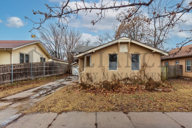 property at 2719 W Douglas Ave