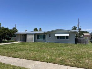 371 Granada St in New Smyrna Beach, FL - Foto de edificio - Building Photo