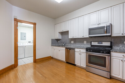 1160 W Grand Ave in Chicago, IL - Building Photo - Building Photo