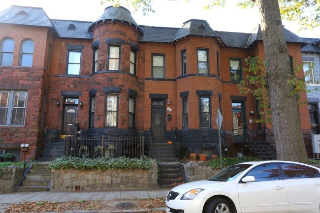23 Quincy Pl NW