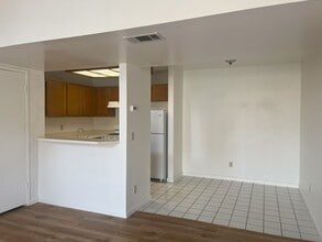 2490 Village Green in Santa Maria, CA - Building Photo - Building Photo
