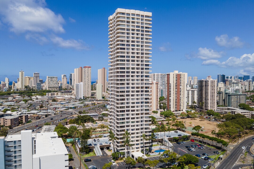 The Contessa in Honolulu, HI - Building Photo