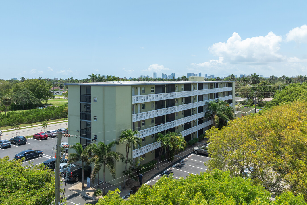 Santa Monica Condominiums in Hollywood, FL - Building Photo