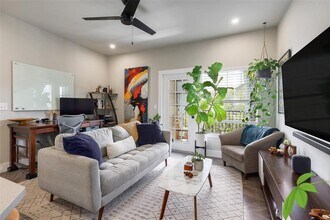2320 Gracy Farms Ln in Austin, TX - Building Photo - Building Photo