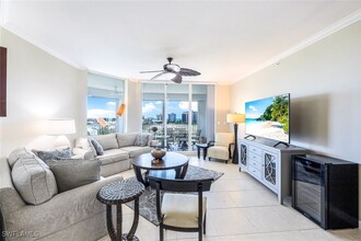 300 Dunes Blvd in Naples, FL - Foto de edificio - Building Photo