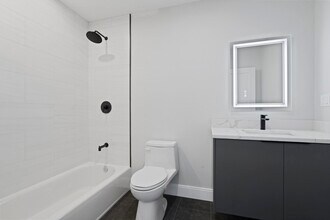 26 2nd St, Unit #403 in Chelsea, MA - Foto de edificio - Building Photo