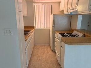 6827 Whitsett Ave in North Hollywood, CA - Foto de edificio - Building Photo