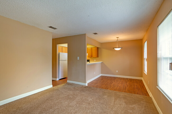 Summer Tree in Tallahassee, FL - Foto de edificio - Interior Photo