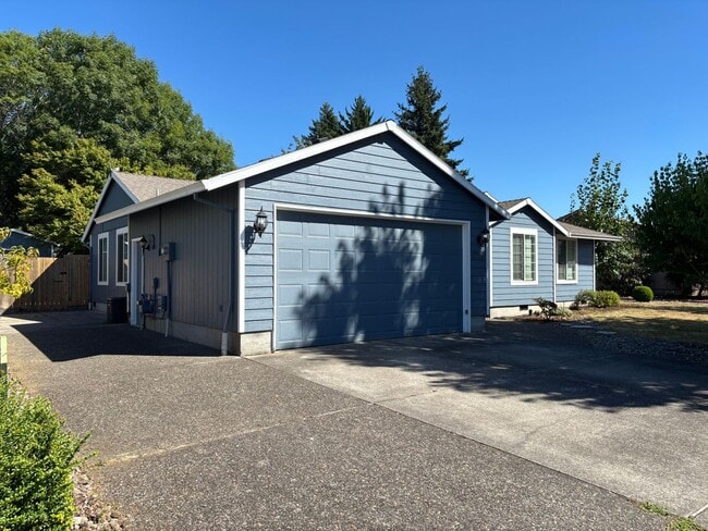 2216 SE Lewellyn Ave in Troutdale, OR - Building Photo - Building Photo