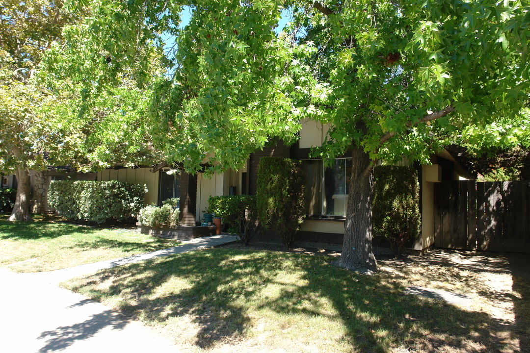 1675 Stokes St in San Jose, CA - Foto de edificio