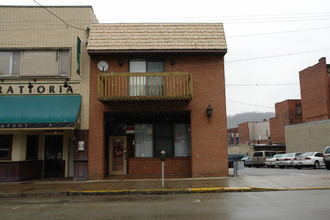 534 Fallowfield Ave in Charleroi, PA - Foto de edificio - Building Photo