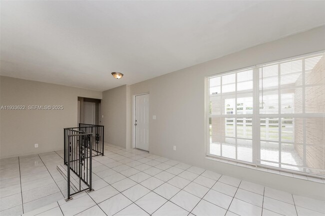 2220 NW 44th Ave in Lauderhill, FL - Foto de edificio - Building Photo