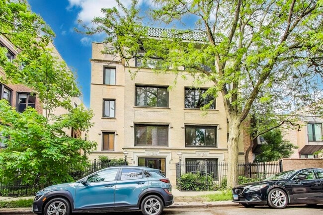 property at 900 W Ainslie St
