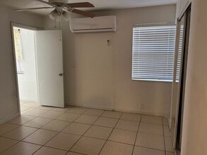 1281 W 61st Pl in Hialeah, FL - Foto de edificio - Building Photo