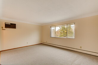 1890 Lexington Ave N, Unit 11 in Roseville, MN - Foto de edificio - Building Photo