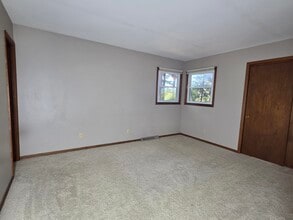 485 Hillcrest Rd in Grafton, WI - Foto de edificio - Building Photo