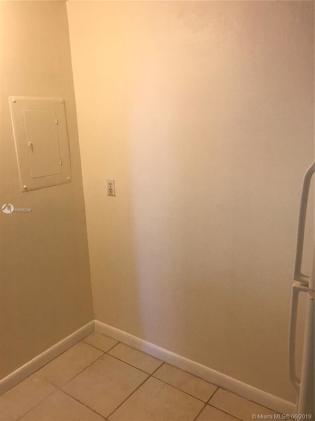 9310 Fontainebleau Blvd-Unit -303 in Miami, FL - Building Photo - Building Photo