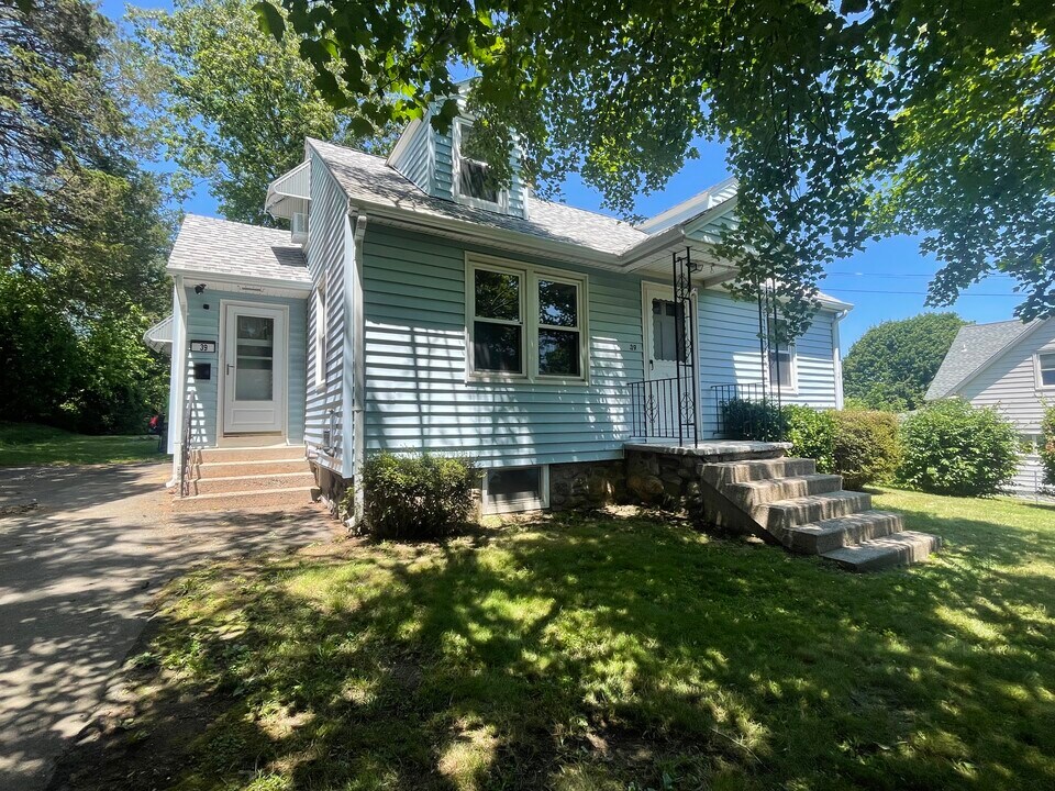 39 Hadley St in Watertown, CT - Building Photo