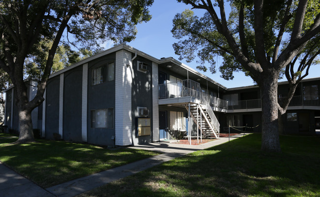Arrowview Apartments in San Bernardino, CA - Foto de edificio - Building Photo