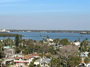 880 Mandalay Ave in Clearwater, FL - Building Photo - Building Photo