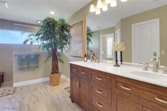 1466 Vintage Ln in Naples, FL - Foto de edificio - Building Photo