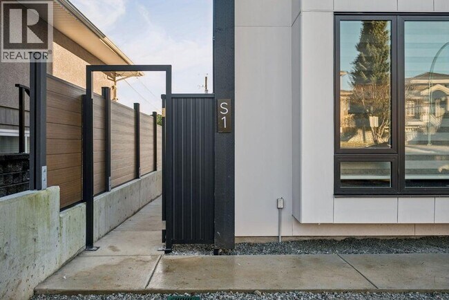 6340 Buchanan St in Burnaby, BC - Building Photo - Building Photo