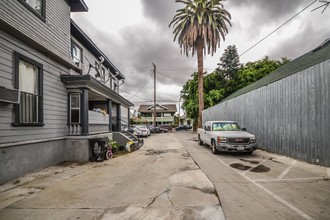 1503 Menlo Ave in Los Angeles, CA - Building Photo - Building Photo