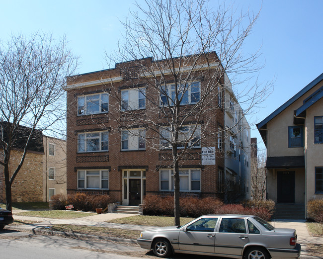 2530 Dupont Ave S in Minneapolis, MN - Foto de edificio - Building Photo