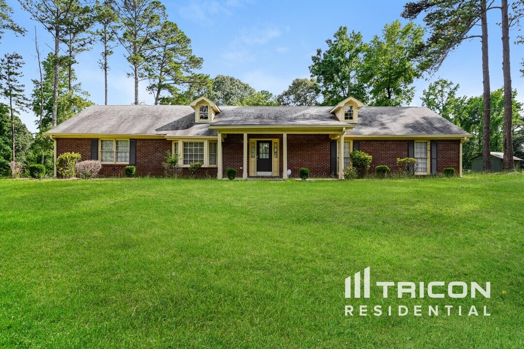 3231 Stanton Rd SE in Conyers, GA - Building Photo