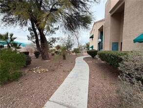 2140 Pinetop Ln in Las Vegas, NV - Building Photo - Building Photo