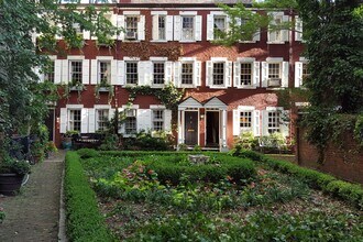 4 Grove Ct in New York, NY - Building Photo - Building Photo