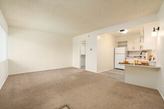Tahitian Village Apartments in Reseda, CA - Foto de edificio - Interior Photo